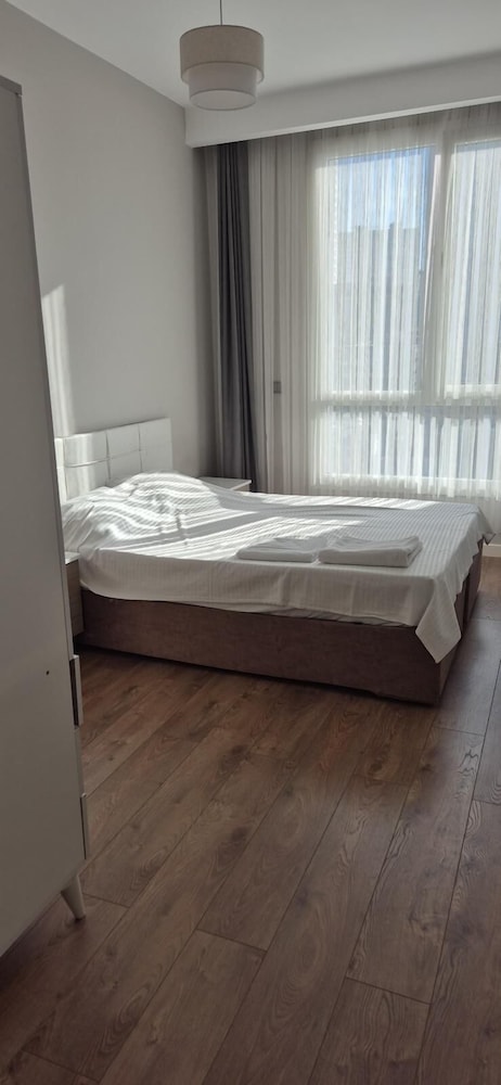 LUX RESIDENCE 2 ROOMS 1 SALOON