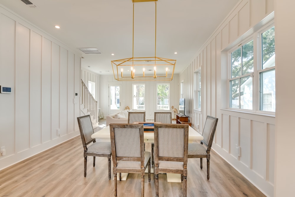 Upscale Home w/ 2 Balconies in Galveston!