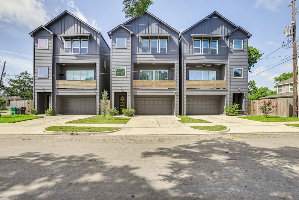 Townhome 2 Mi to Hermann Park, Zoo & Museums!