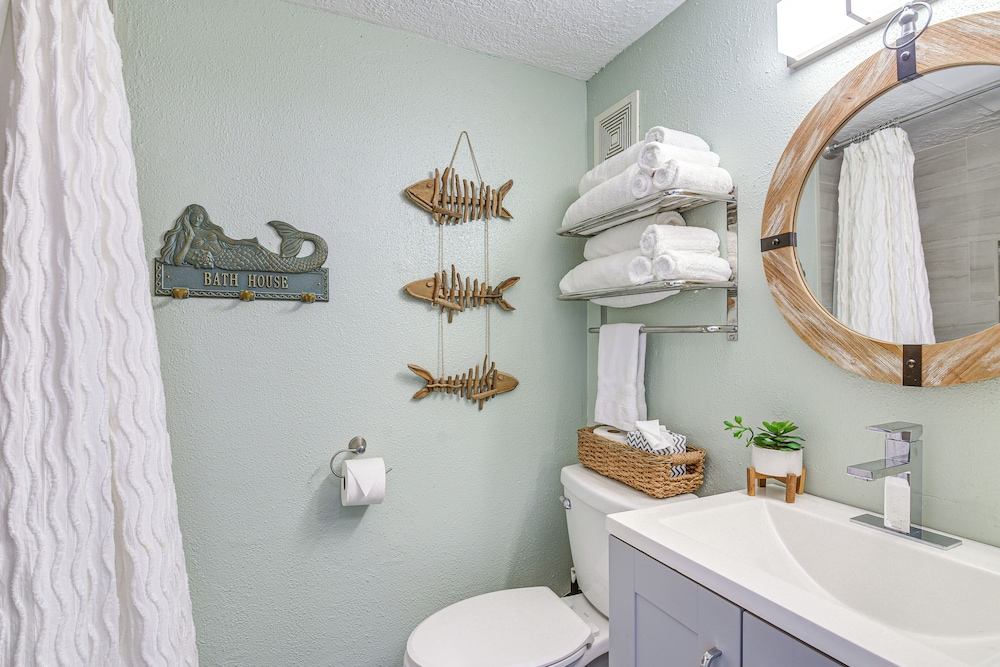 Pool & Hot Tub Access: Beachside Galveston Condo!