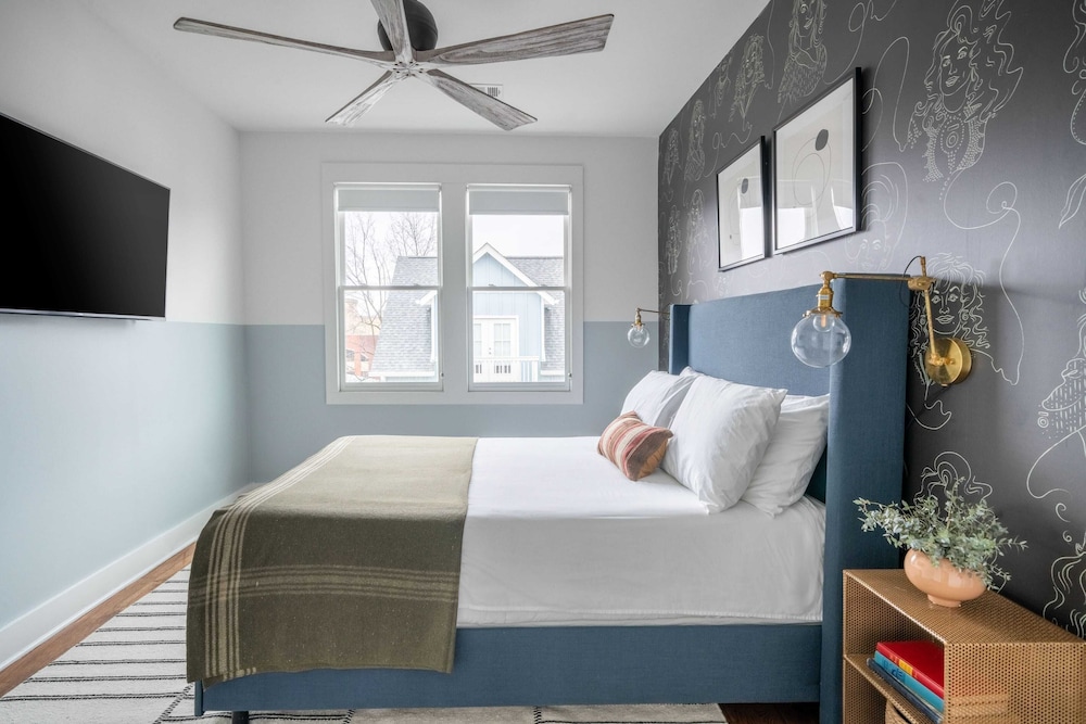 Sleeps 36, 3 Homes Walk to Germantown Modern Townhomes Near DT Avantstay