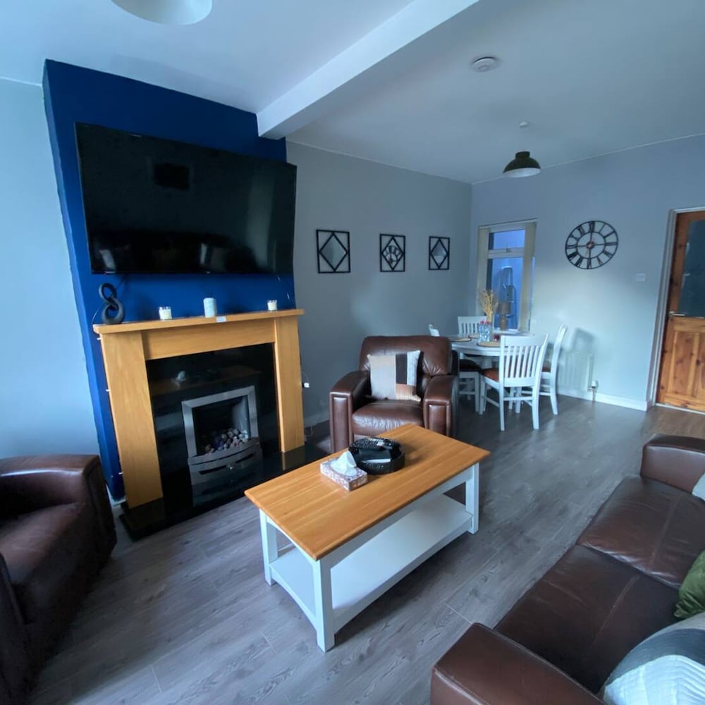 Warm Cozy 2BR House Ormeau Road view 4