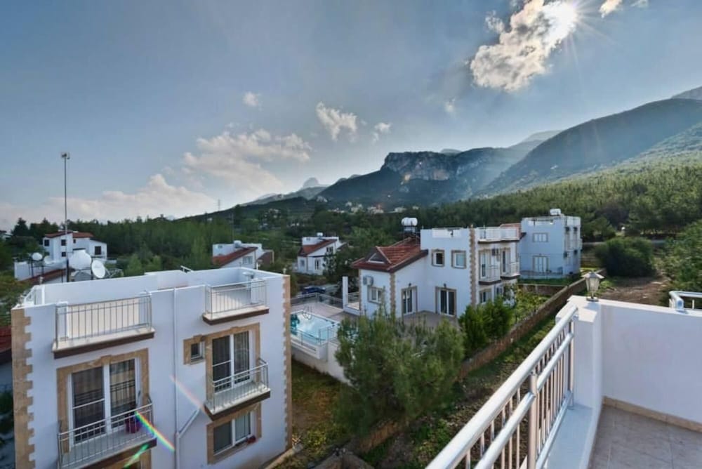 House With Shared Pool and Terrace 9 min to Beach