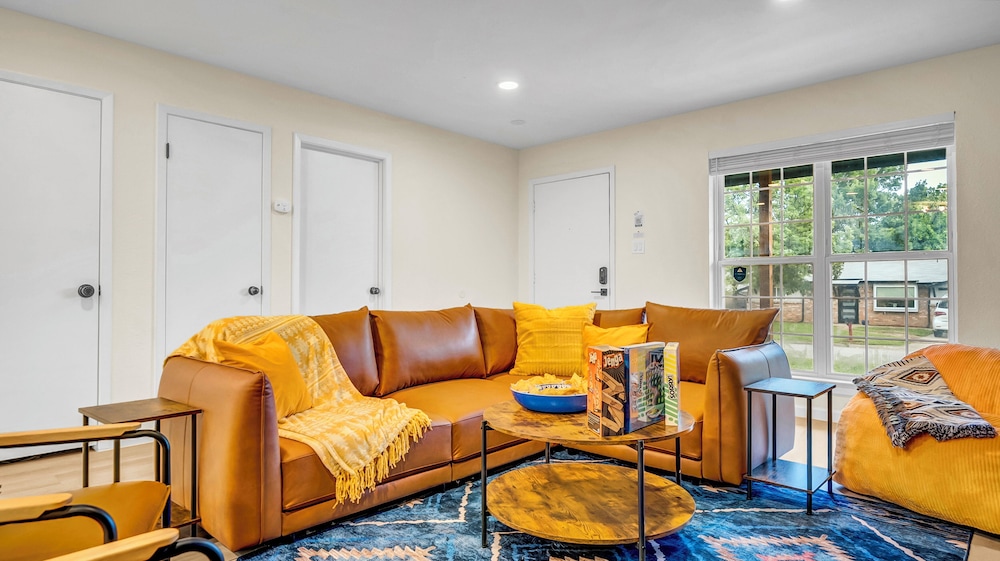 LuxStay Escapes