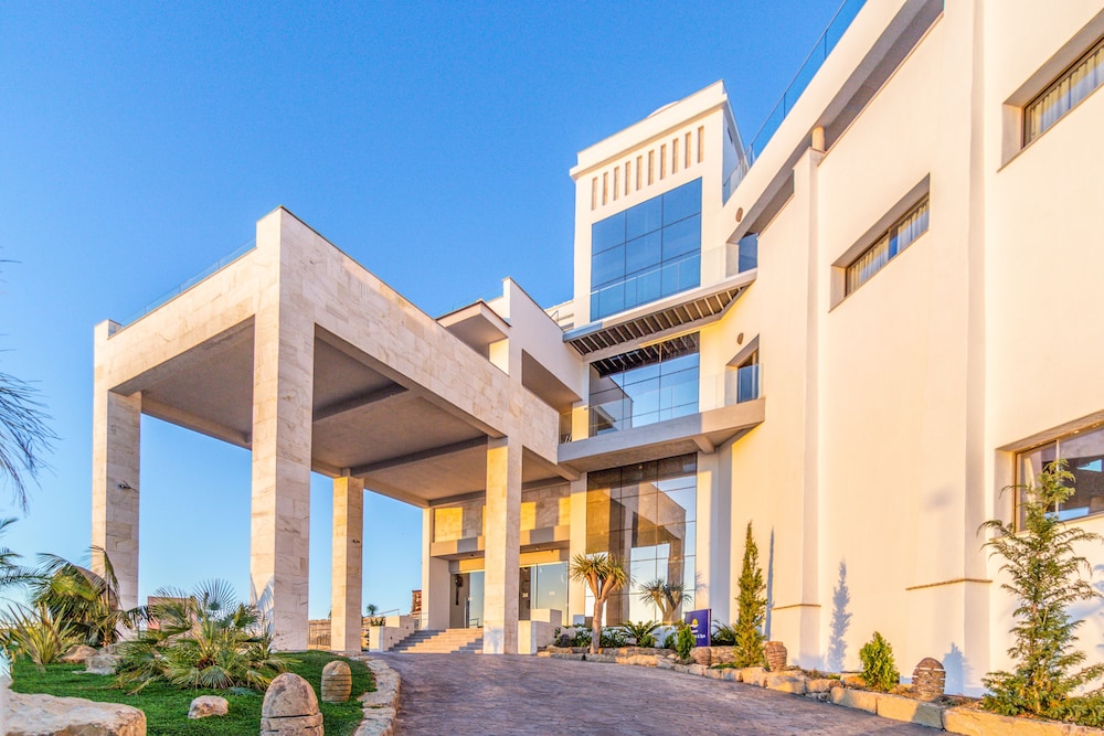 Hotel Zahara Beach by Q Hotels - Image 1