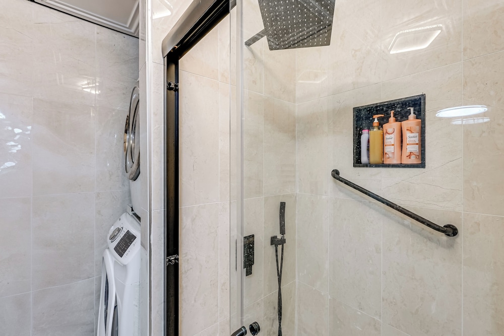 5 Mi to Town: Pet-friendly Retreat in Marietta!