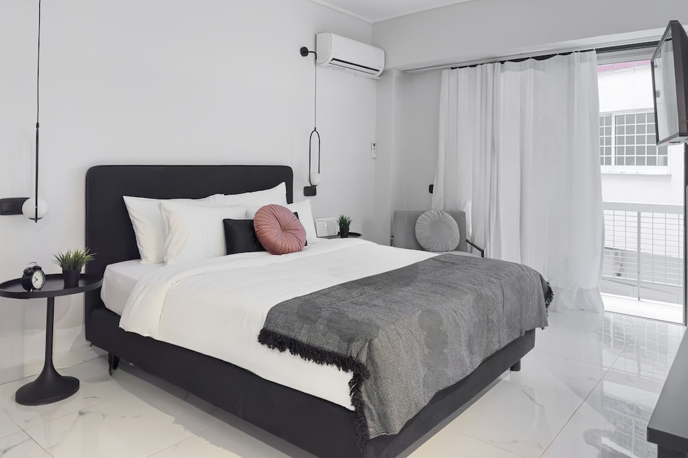 Phaedrus Living: Lykavitos Heights Studio