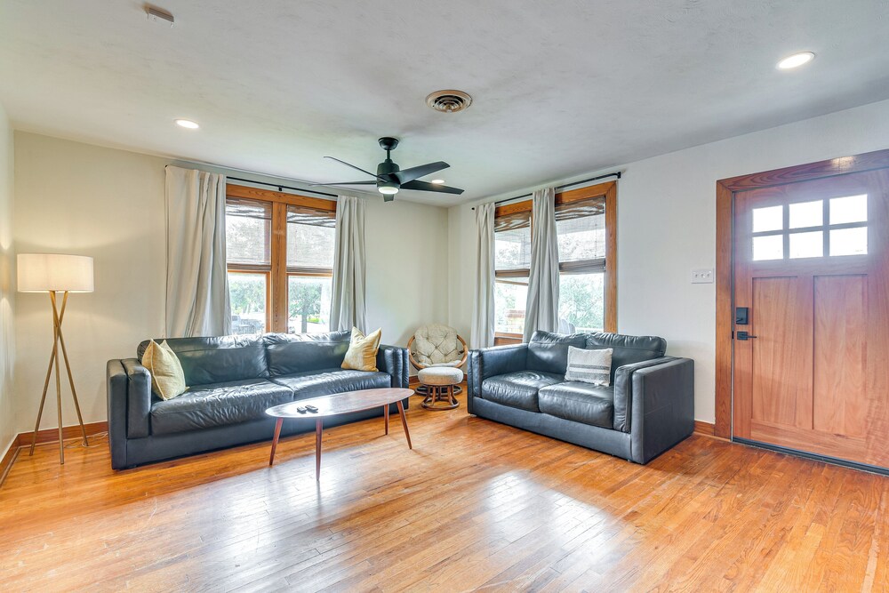 2 Mi to Pleasure Pier: Pet-friendly Gem w/ Yard