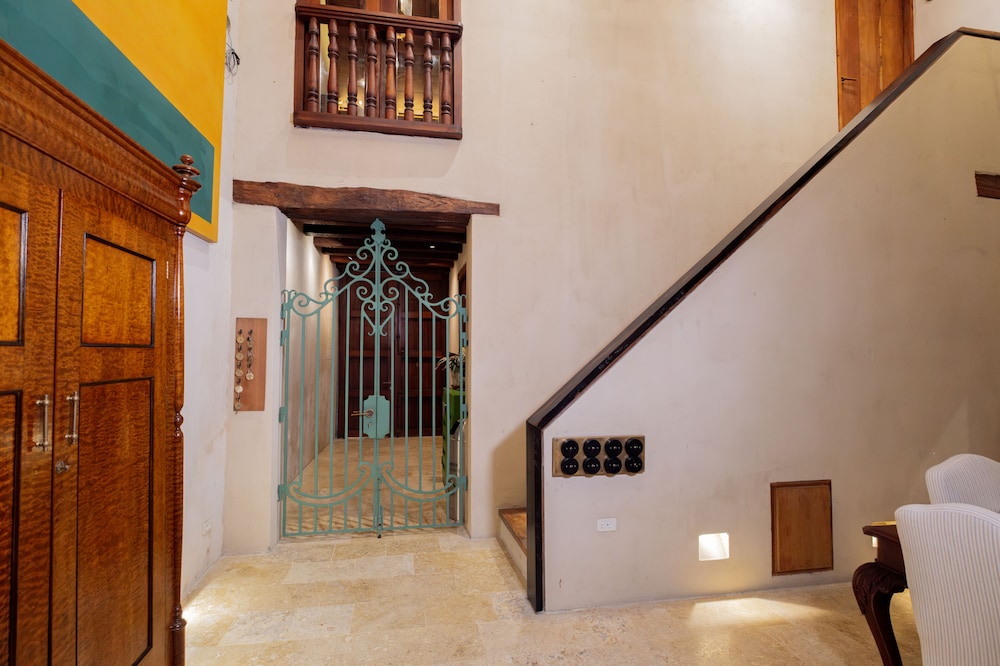 Luxury 5BR House W Jacuzzi & Pool