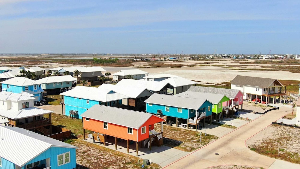 Port A Getaway Games, Grill, Close to Beach Sandy Feet Retreat by Avantstay