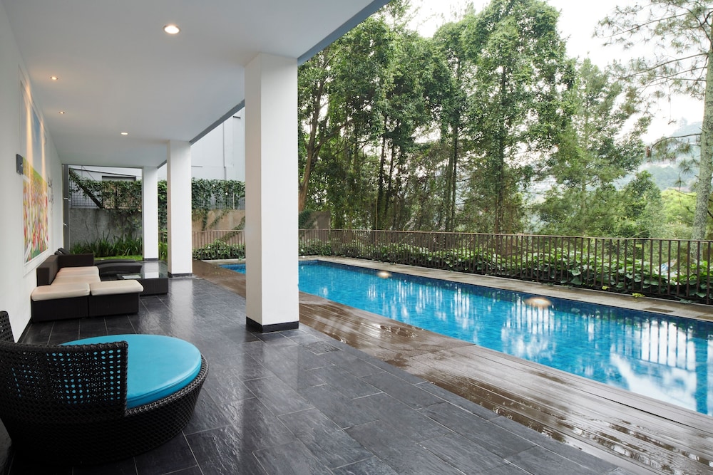 Mentari Hill View 8 BR heated pool and movie room