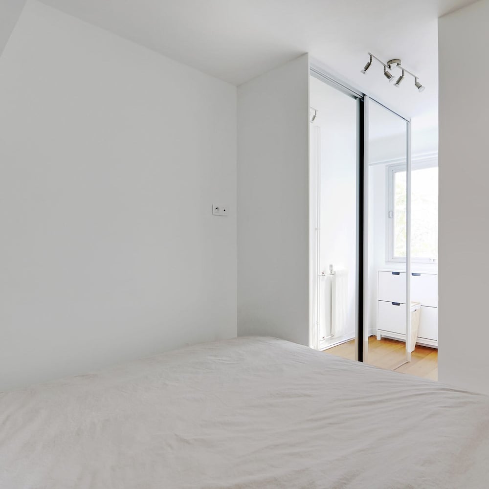 Modern Brunel Classic 1 Bed Apt With Balcony in Paris