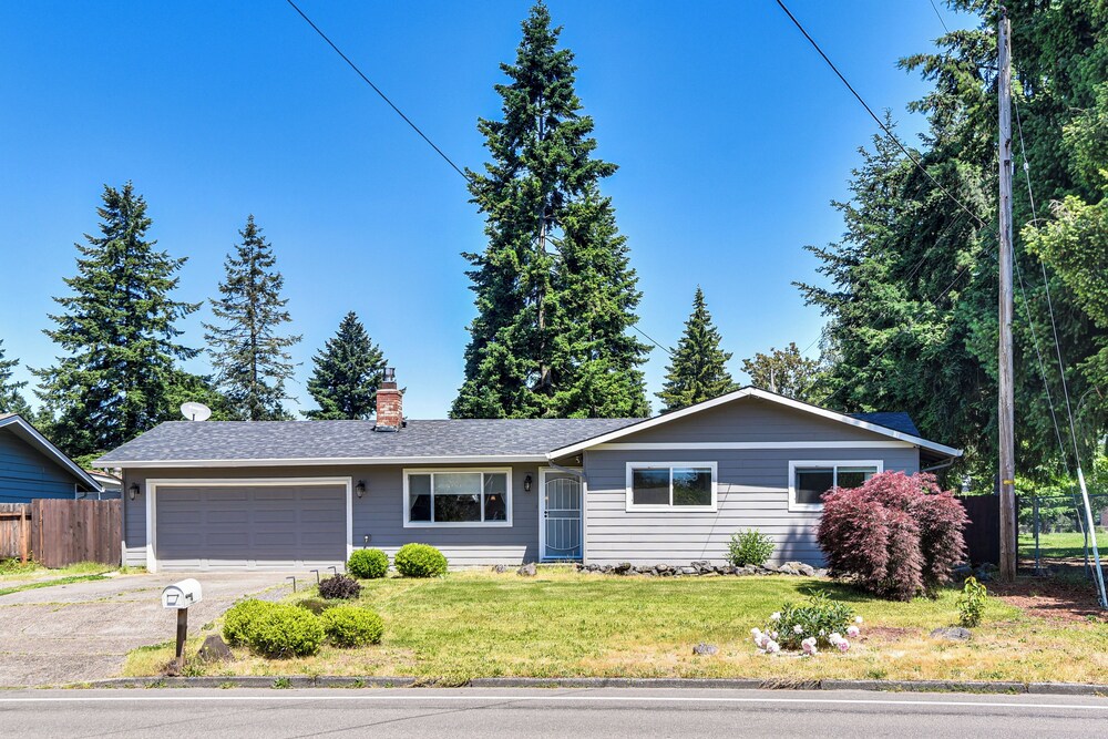 7 Mi to Vancouver Waterfront: Sleek Home w/ Yard!
