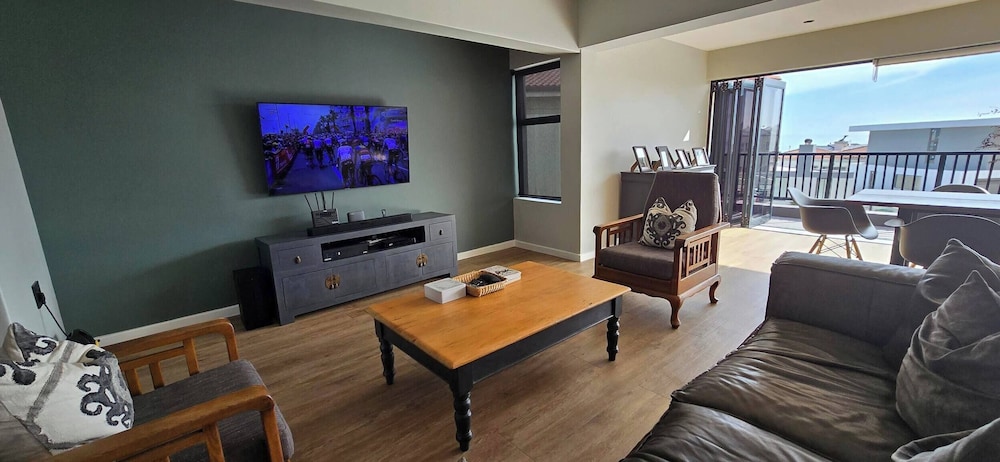Seaside Retreat in Langebaan With Hot Tub and BBQ