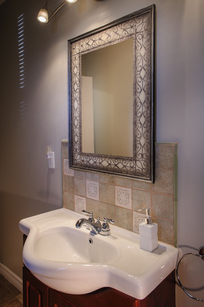 Moncton Suites - 267 Universite Ave