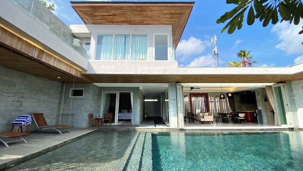 YY Villa Big Pool & Parking in Seminyak