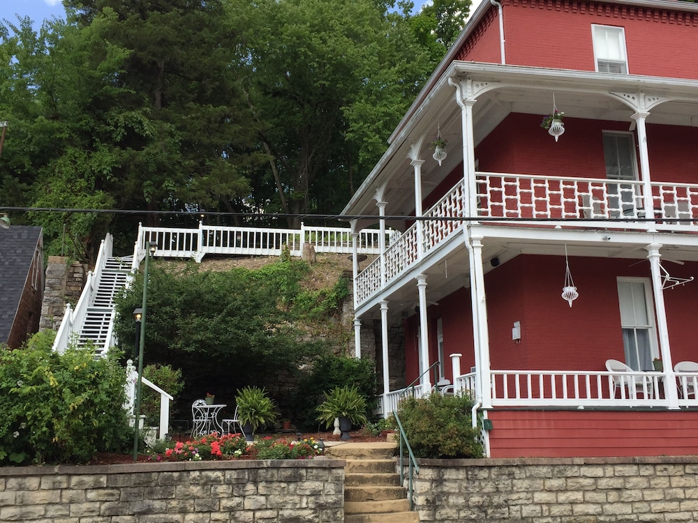 Hotel Elmwood House - Image 1