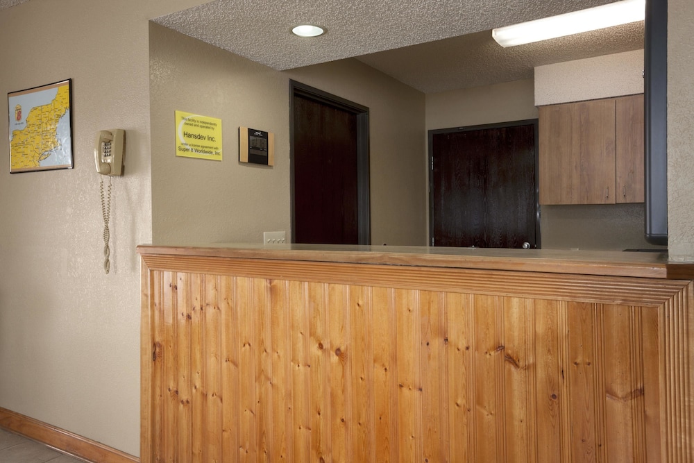 Super 8 by Wyndham Pulaski - Property Image 2