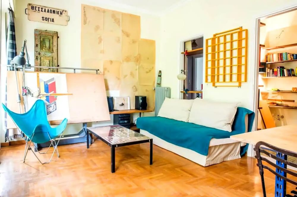 Spacious Apartment Near Parthenon for 6 Persons
