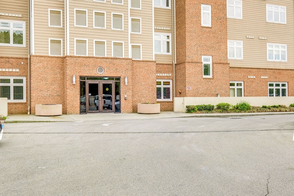 Resort Amenities & Beach Access: Huddleston Condo