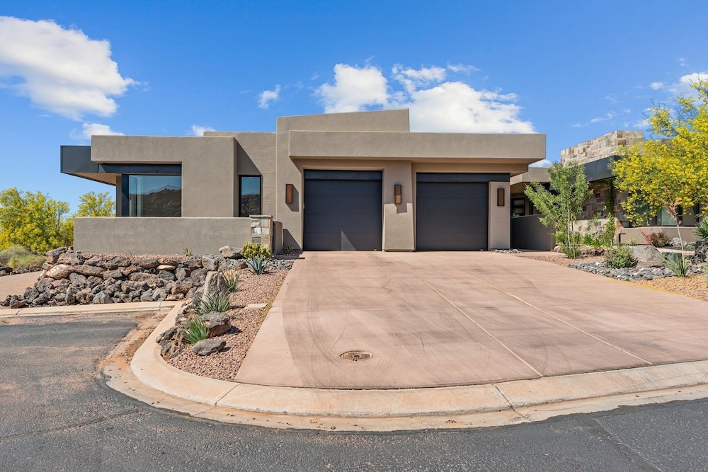 Black Desert Retreat 4 Bedroom Home