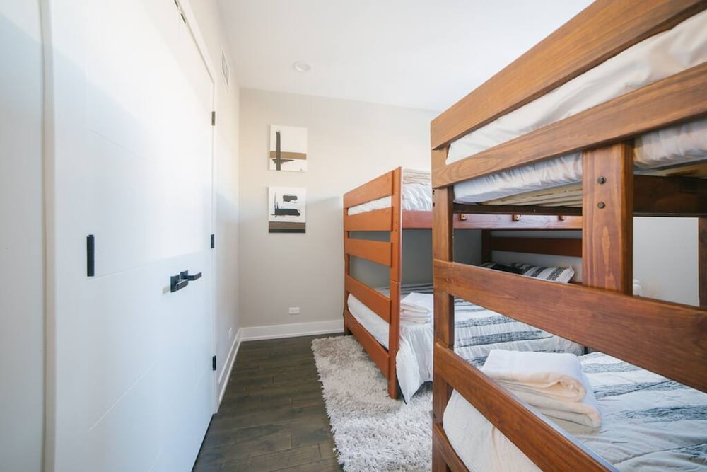 Magnificent NEW Home w 8 Beds Free Parking