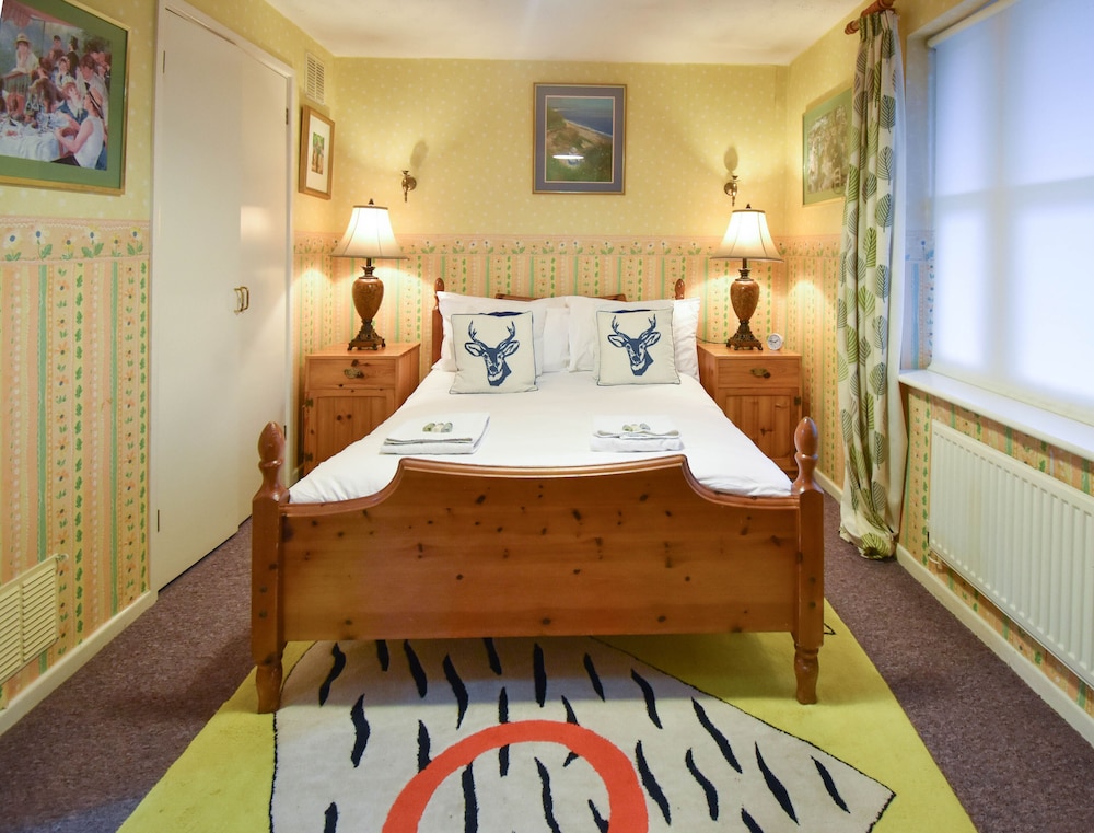 Large 3 Bed Sleep 6 Central MK view 4