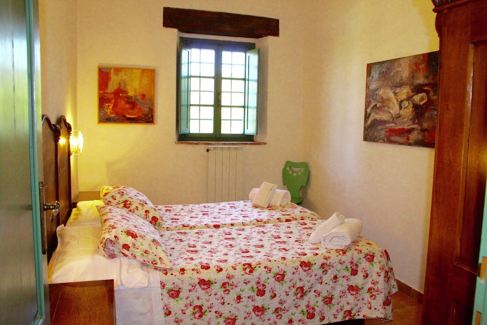 Apartment in Guasticce With Shared Pool
