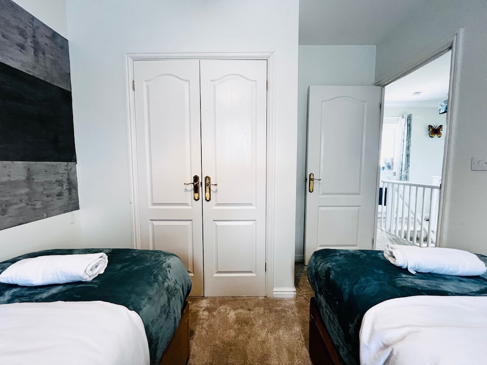 Canterbury Charm - Spacious 4 Bedroom House