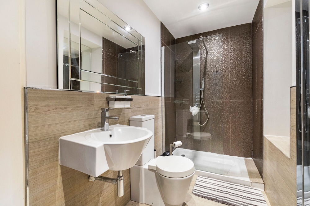 Country Farmhouse, Sleeps 13 & New 8seater Hot Tub