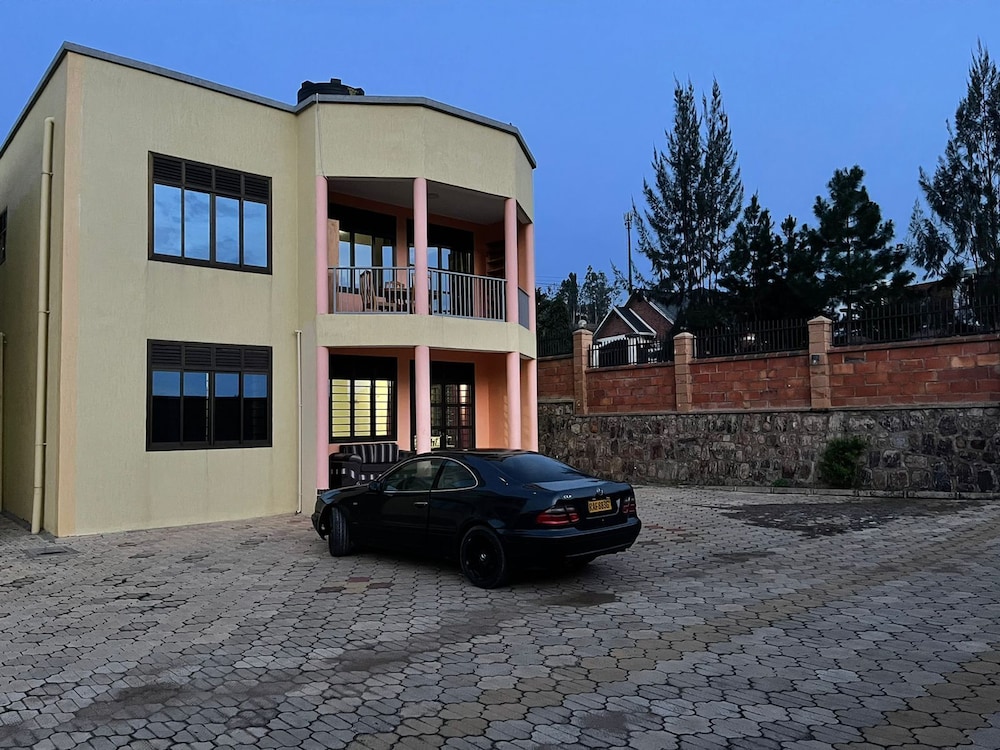 The Mugabi's Spacious Private Room
