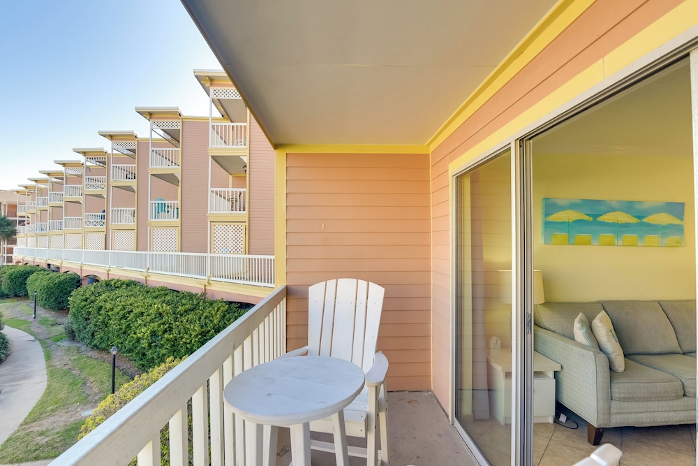 Walk to Galveston Beach: Resort Condo w/ Perks!