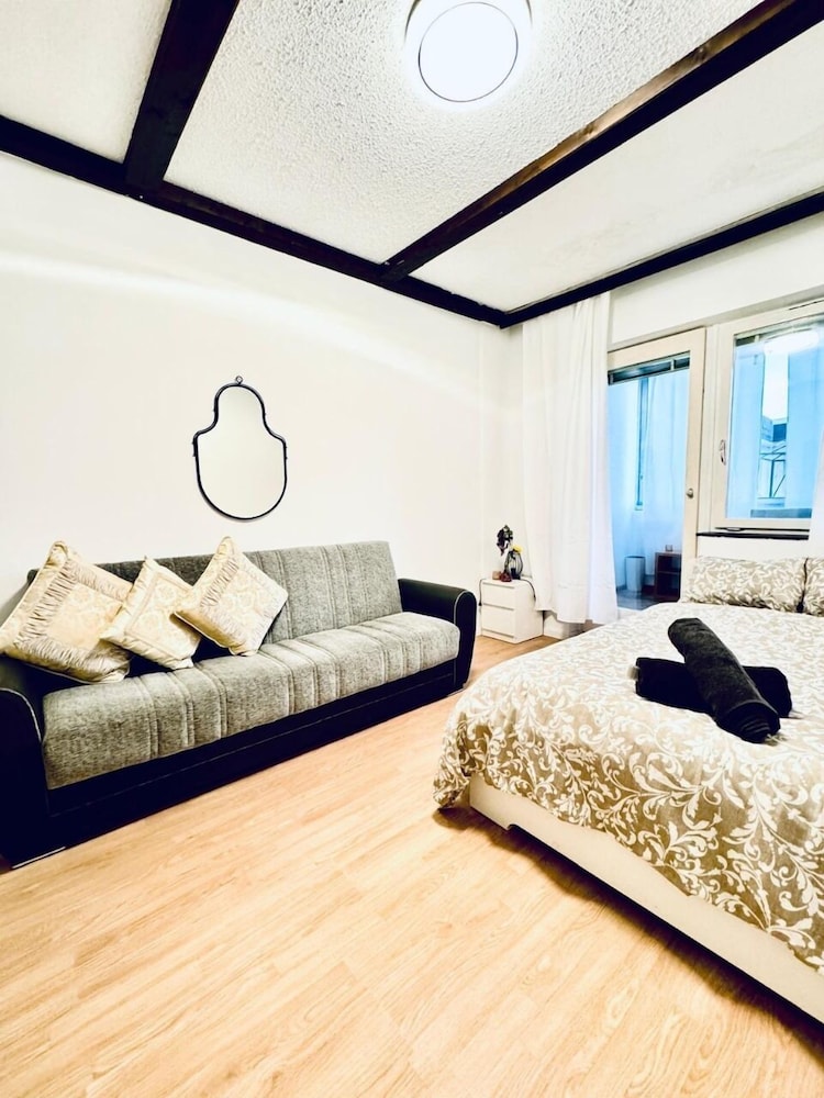 7 private Rooms in a spacious Villa