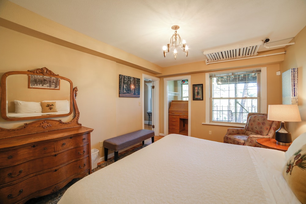 Inviting Colorado Springs House w/ Spacious Deck!