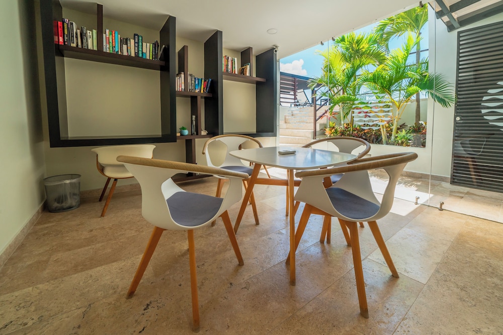 Modern PH with 2 Br & Pool at Arena 509
