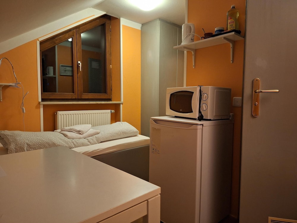 2-Rent Group Hostel Rooms AUB162