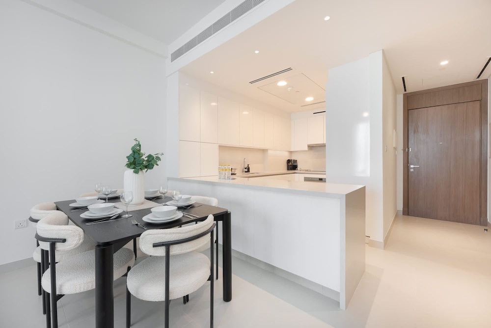Elegant Relaxing 3-bedroom Apartment in Perfect Location at Canal Front 6