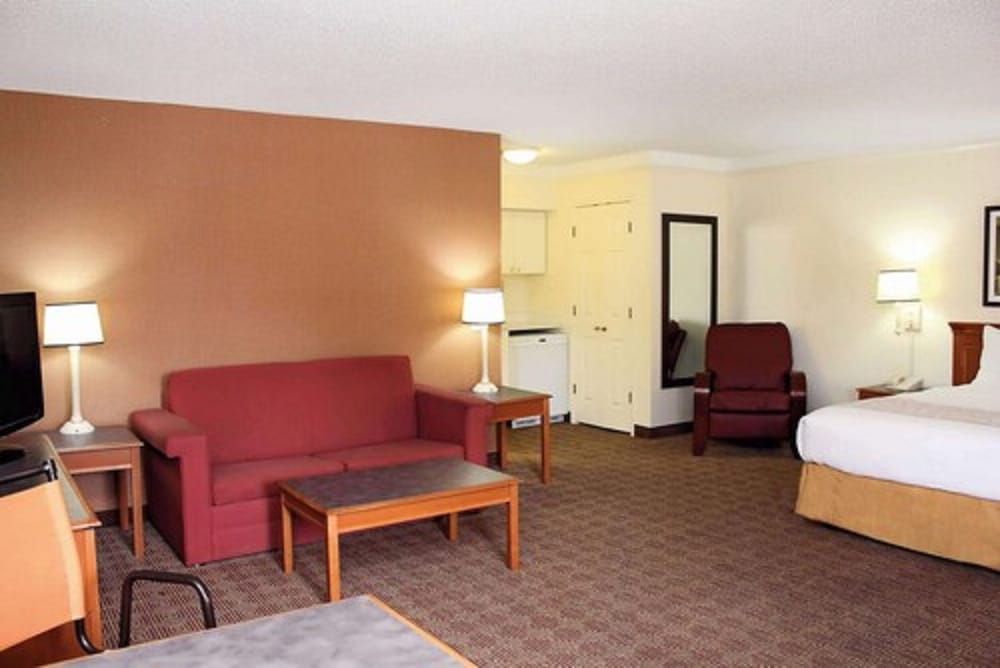 Lafayette Vacations - Econo Lodge - Property Image 2