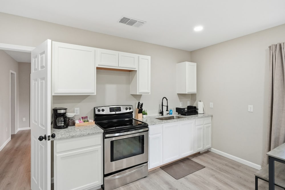 Cozy 3BR Suite Insuite Laundry Min to Downtown