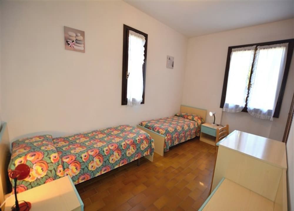 Wide row House With Private Fenced Garden for 9 Guests in Lignano Pineta