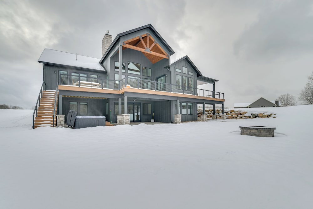 Boyne Mtn Retreat w/ Hot Tub + Shuttle to Resort!