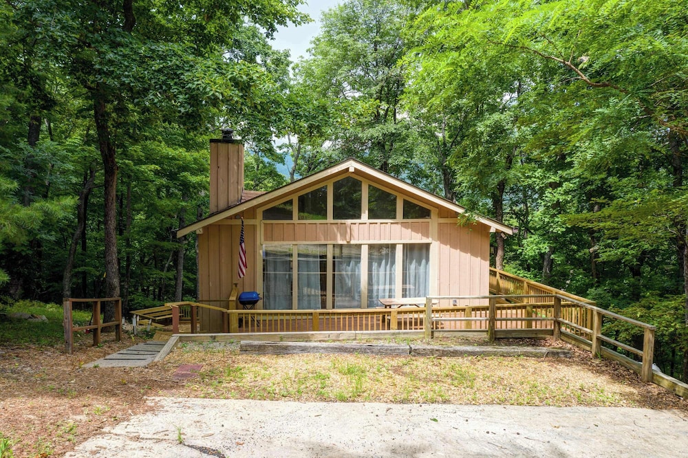 Mountain Views in Private Lake and Golf Community!