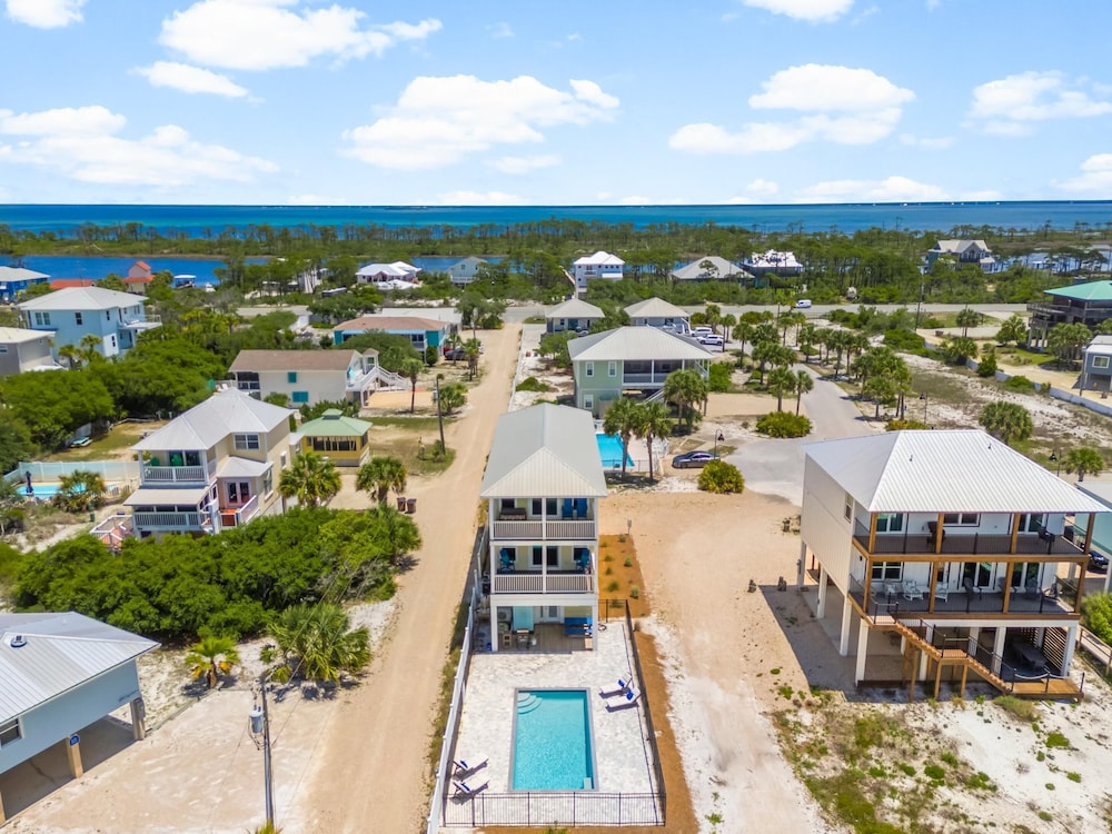 Pet Friendly Beach House - Beach Hop
