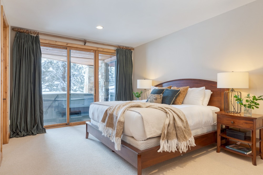 Telemark Luxury Retreat by Avantstay Stunning Views w Hot Tub Theatre Room and Pool Table