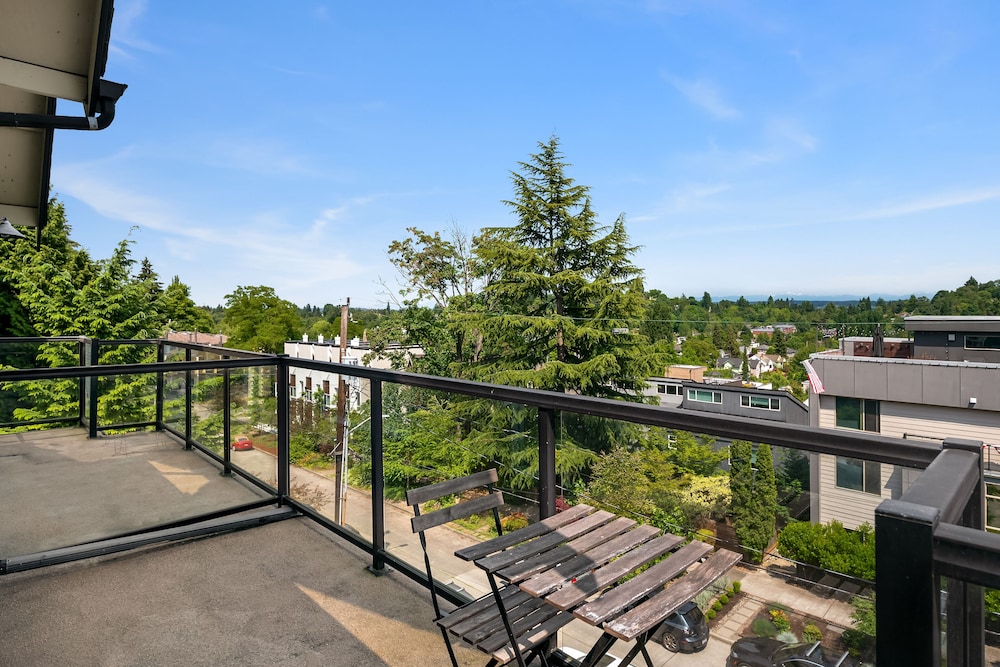 Seattle Vacation Home: The Aerodrome