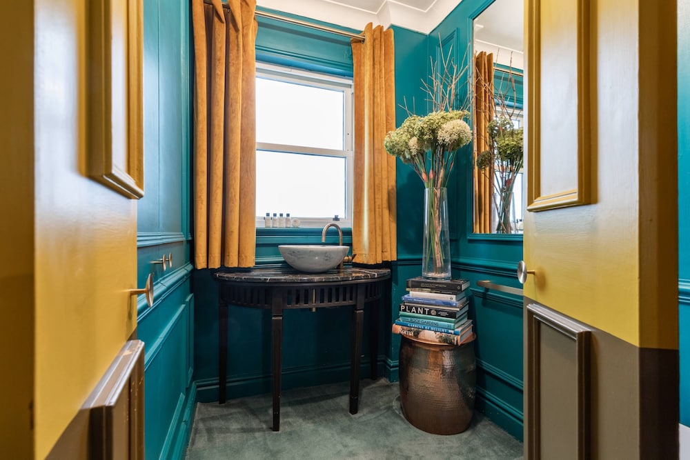 Penywern Road IV by Onefinestay