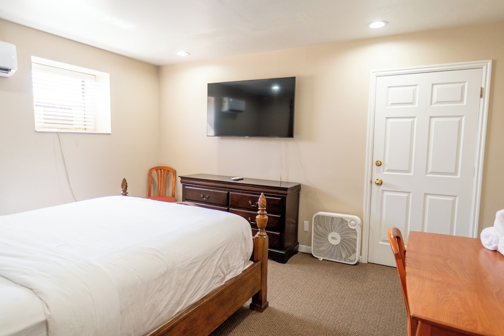 Road Creek Inn