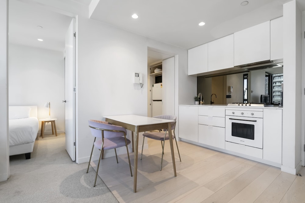 Bright South Yarra 1 Bed Flat Near Cafes & Shops