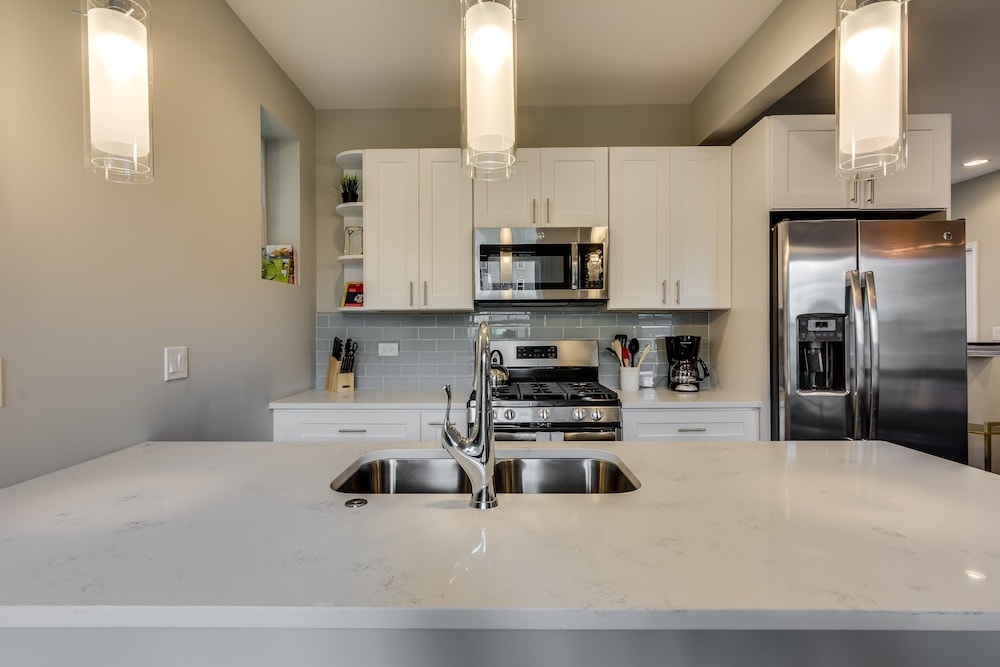 Chicago Vacations - Vibrant  Stylish 4 Bed Condo near Humboldt Park by AllSet Turnover - Property Image 1