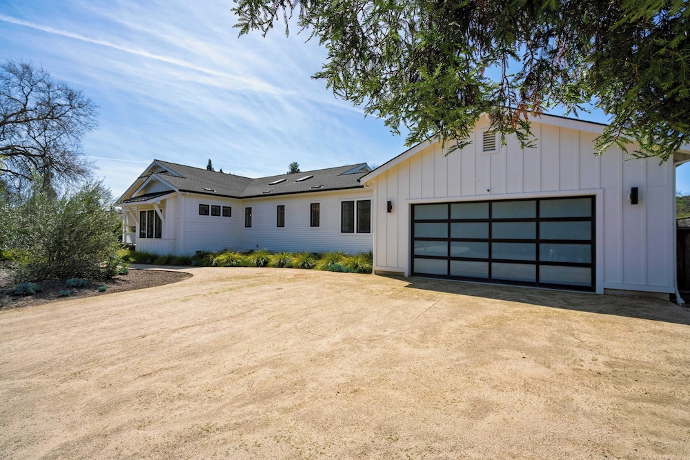 Luxe, Pool, Spa, Fire Pit, Game Room, Piano Sonoma Pool Retreat by Avantstay